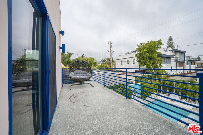 Building Photo - 848 N Las Palmas Ave