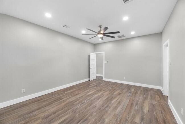Building Photo - 8219 Wateka Cir