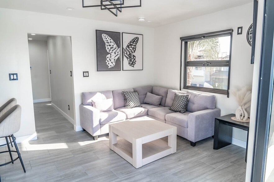 Living Room - 7005 La Jolla Blvd