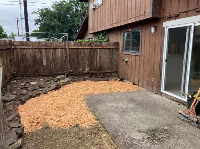 Building Photo - 2 bedroom in SPRINGFIELD OR 97477