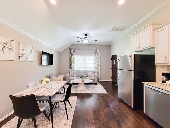 Building Photo - 22902 Henderson Row Dr