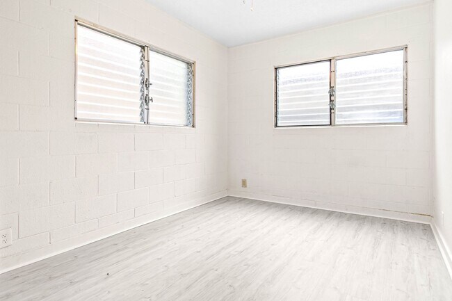 Building Photo - Newly renovated 3/1 with 2 Parking stalls