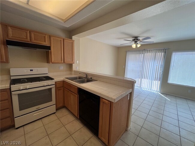 Building Photo - 3440 Middle View Dr