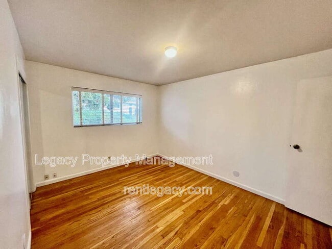 Building Photo - 280 Markham Ave