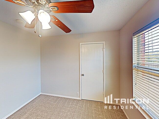 Building Photo - 704 River Run Dr