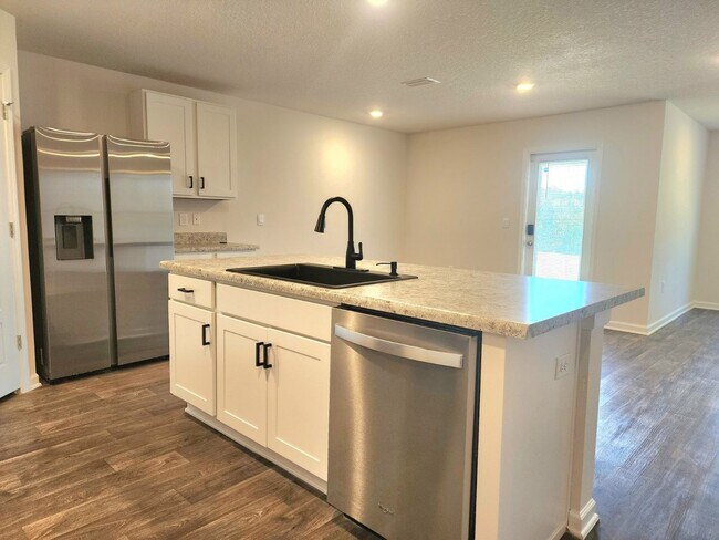 Building Photo - Perfectly Located, Pet Friendly, 4/2 Home ...