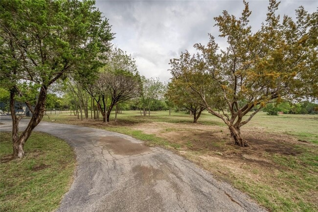 Building Photo - Gated Entry 5 bedroom, 3.5 Bath Home on 16...