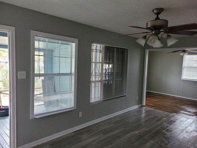 Building Photo - SPACIOUS! LOCATION!