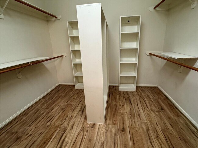 Building Photo - 3335 Southdown Dr