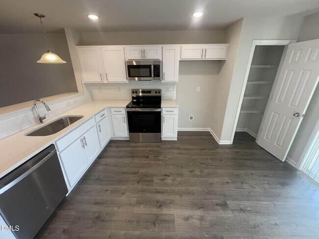 Building Photo - 1005 Peony Ln