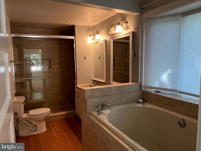 Building Photo - 1912 N Nelson St