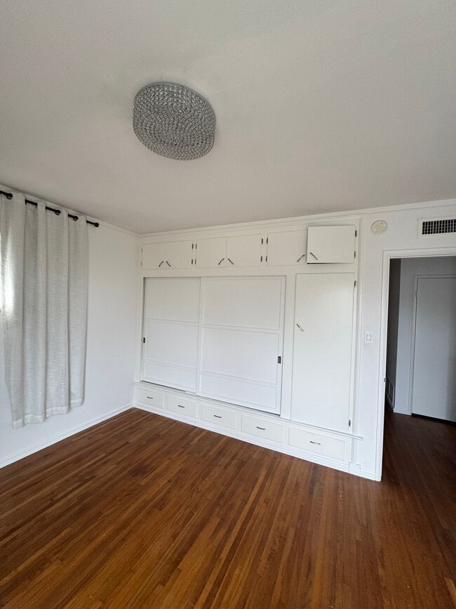 Building Photo - 202 Vía Mesa Grande