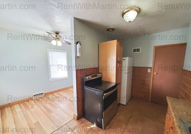 Building Photo - 1112-1114 Byron Ave