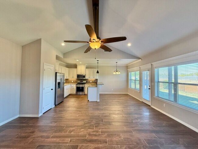 Building Photo - Beautiful 3-Bedroom, 2-Bath Home with Mode...