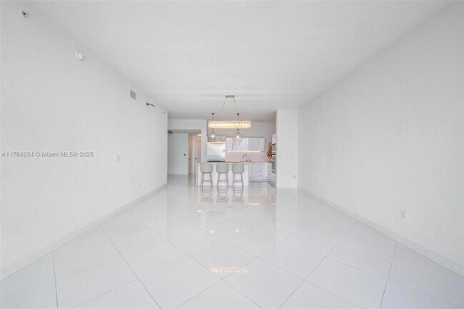 Building Photo - 2020 N Bayshore Dr
