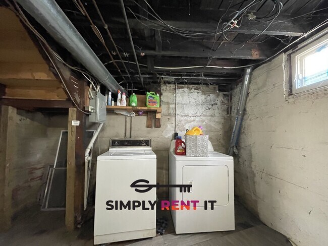 Building Photo - 3 Bedroom House On Campus, Free Parking! A...