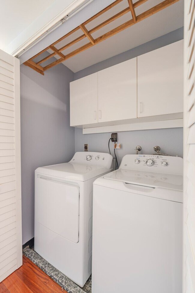 Building Photo - Cozy Condo in Manhattan Beach!