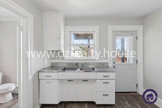 Building Photo - 1016 Mallet St