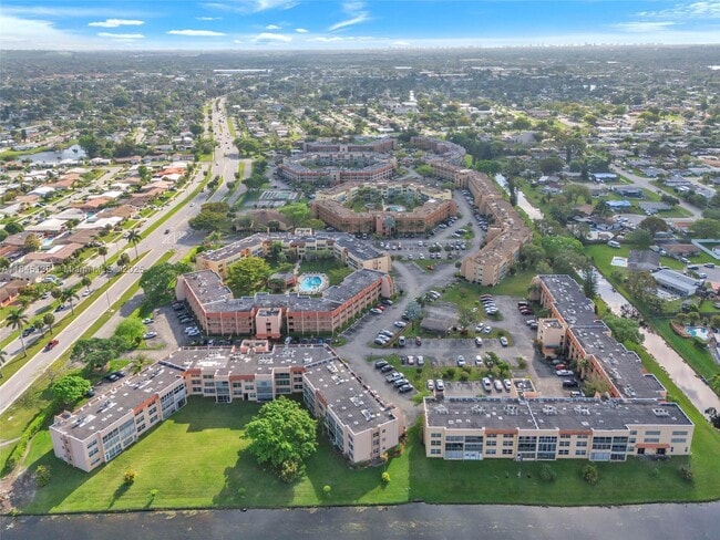 Building Photo - 6550 Royal Palm Blvd