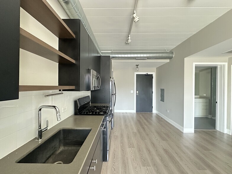 Building Photo - 941 W Belmont Ave