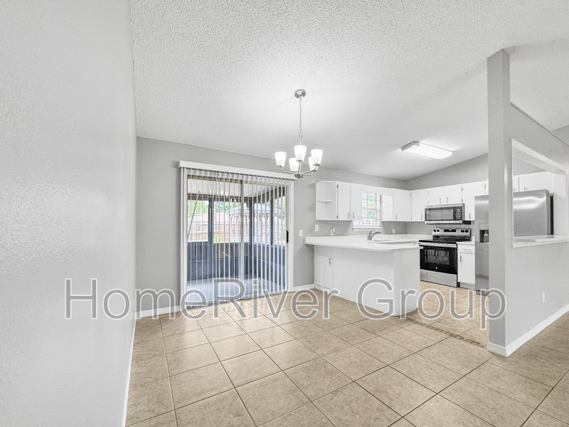 Building Photo - 2421 Silver Palm Dr