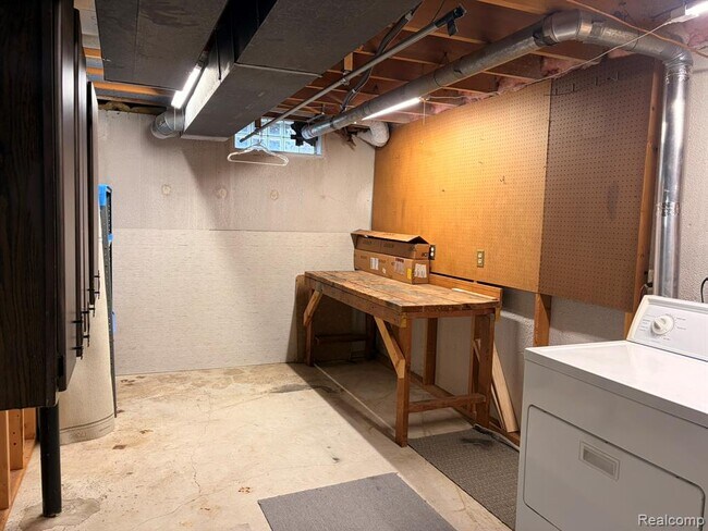 Building Photo - 41090 Southwind Dr