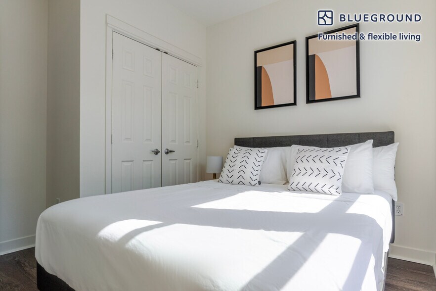 Building Photo - 11000 NE 10th St