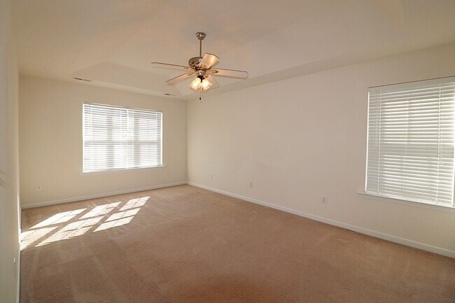 Building Photo - Well maintained 3 bedroom 2.5 bath home ne...