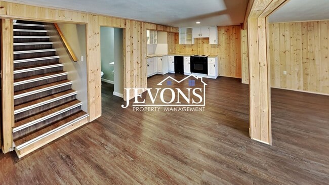 Building Photo - Near Randall Park - Charming home with two kitchens and washer/dryer included!