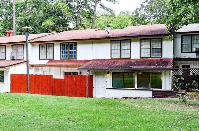 Building Photo - Two level Townhome in DeSoto Courts