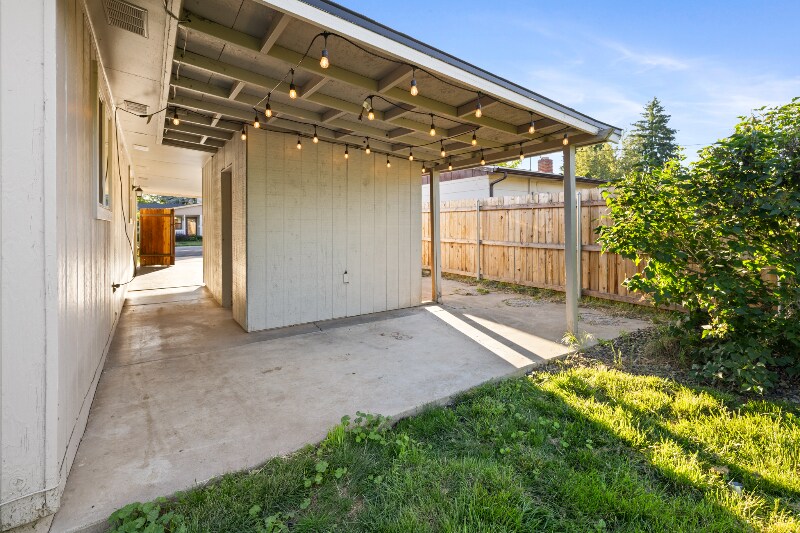 Building Photo - 1014 Laredo Cir