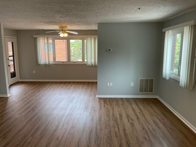 Building Photo - Very well maintained and extra large 3BR 2BA condo moments to Marc Train in Downtown Gaithersburg