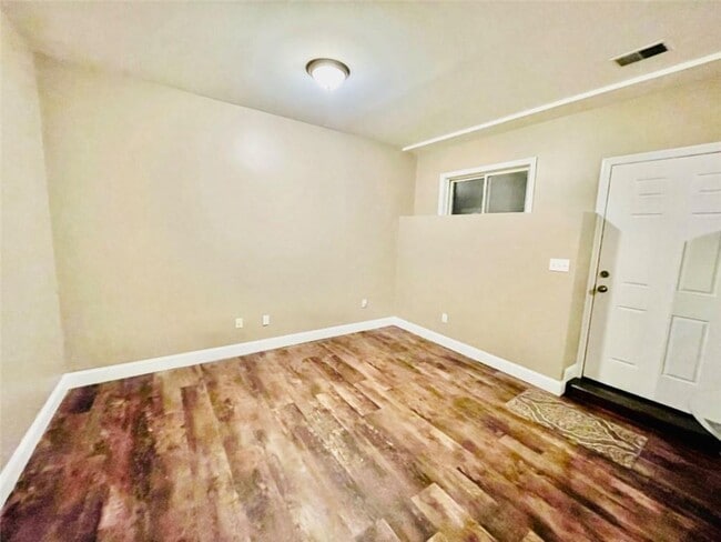 Building Photo - 207 Swinnerton St