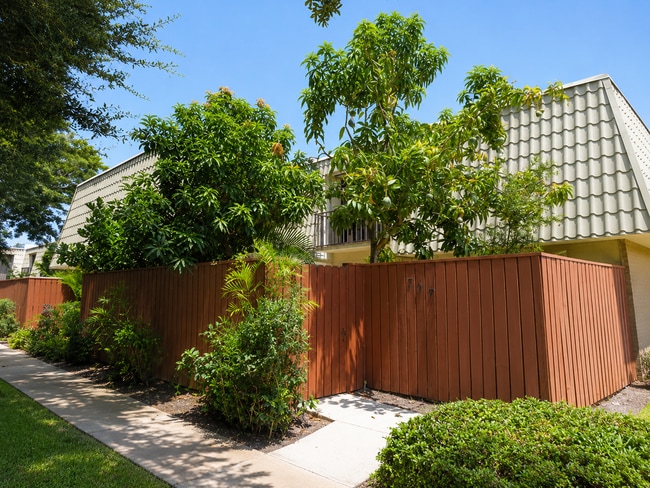 Building Photo - 1700 Embassy Dr