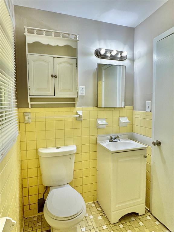 Building Photo - 3346 Vermont Dr