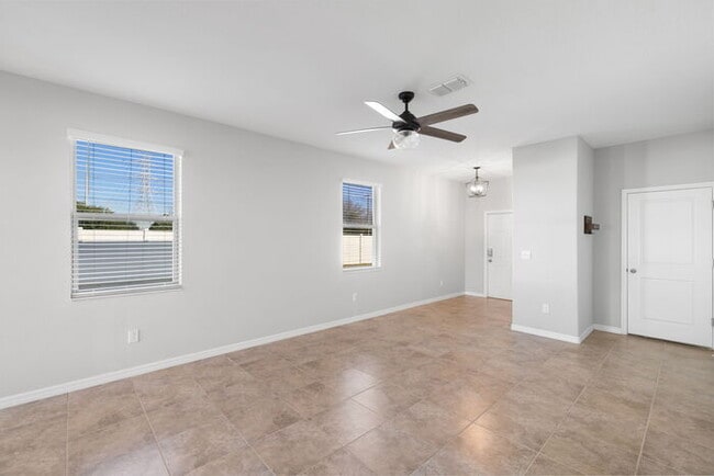 Building Photo - Like New TownHome For Rent in Touchstone!