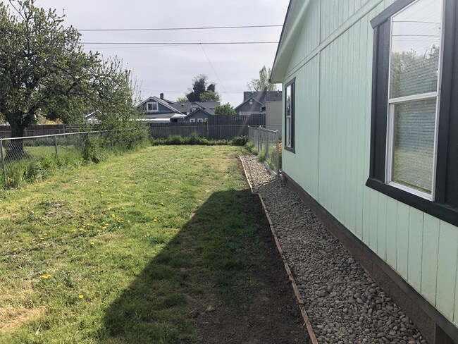 Building Photo - 167 W Rose St