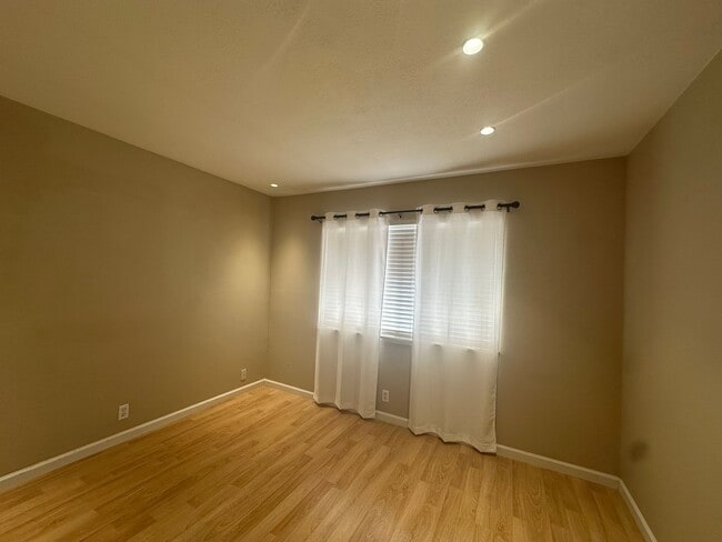 Building Photo - Beautiful 2-story pool home