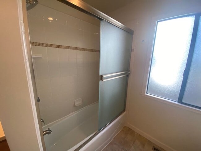 Building Photo - Cozy Monterey Home!