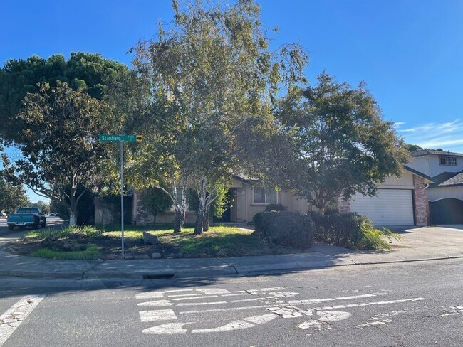 Building Photo - North Stockton 3 Bedroom Single Story Home