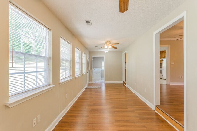 Building Photo - Charming home on River Canyon Drive