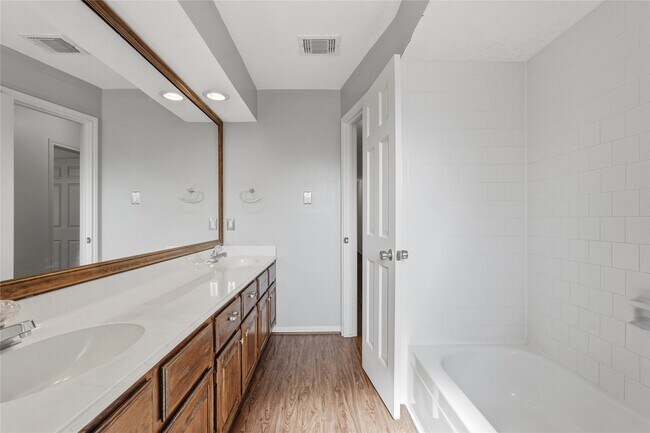 Building Photo - 3823 Village Oaks Dr