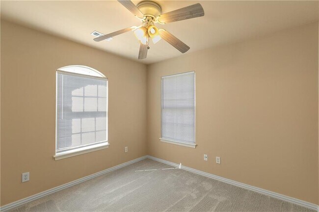 Building Photo - 3308 SW Carriageway Ave