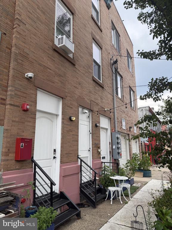 Building Photo - 2005 N Mascher St