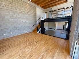 Building Photo - 530 N Larchmont Blvd