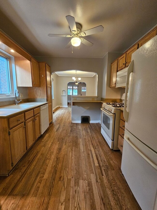 Building Photo - Alamo Placita Adorable 3 Bed 2 Bath Bungalow w/ CACH, Garage, Fenced Yard & More