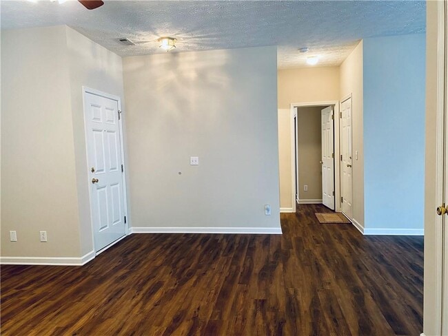 Building Photo - 645 W Oaks Dr
