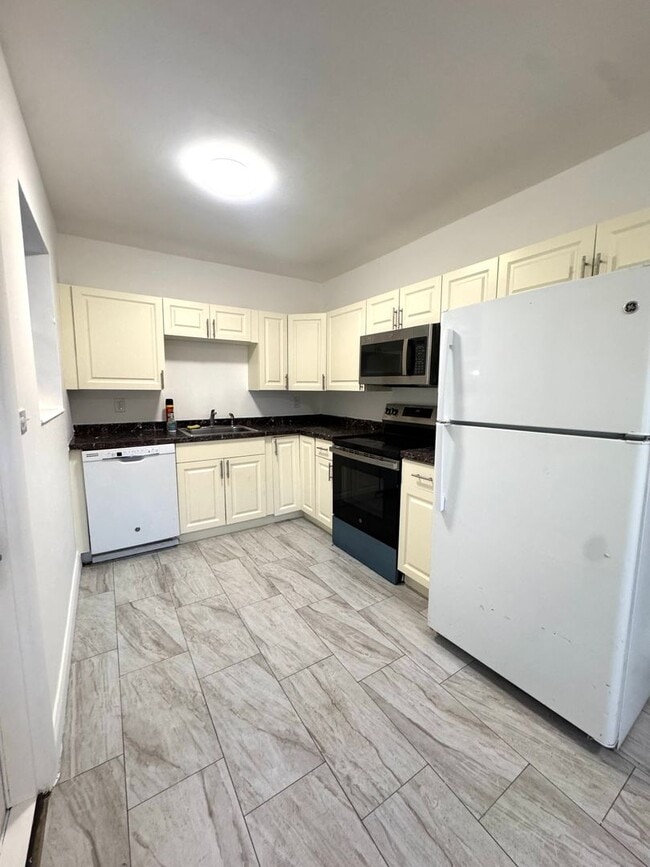 Building Photo - Updated 3-Bed/2-baths Home with Screened Porch & Lush Yard in Pompano Beach Highlands