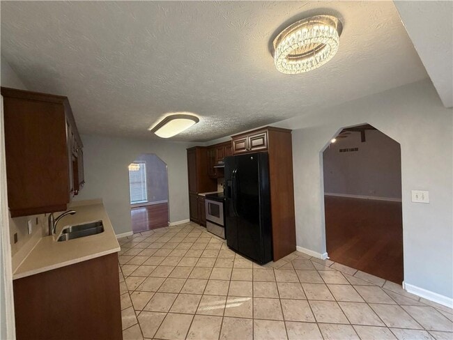 Building Photo - 3336 Camelot Dr NE