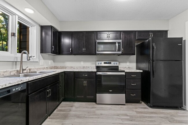 Building Photo - Newly Updated 2 Bedroom, 2 Bath Duplex nea...